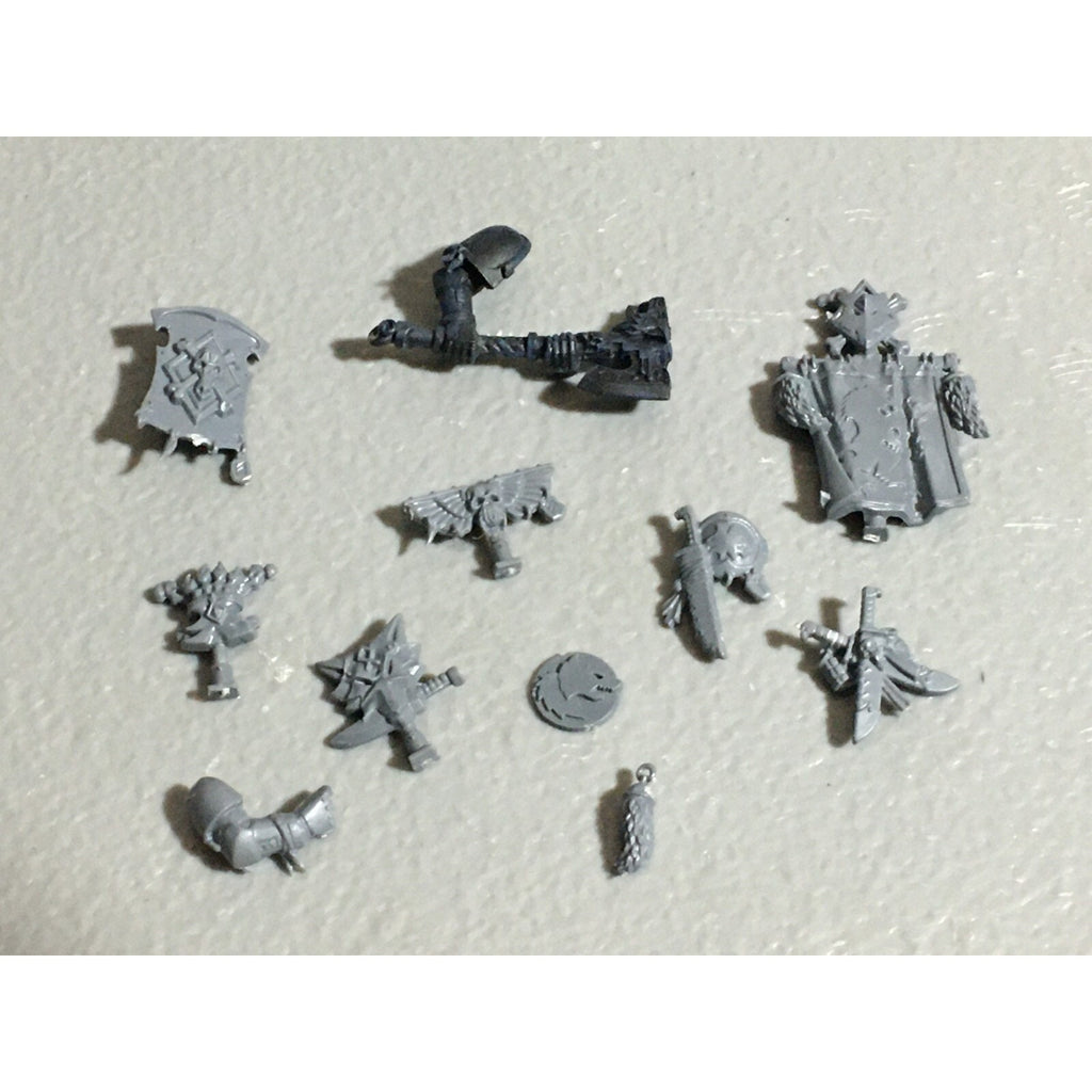 A22559 WARHAMMER 40K SPACE MARINES WOLVES BITS LOT BANNER ACCESSORY SHIELD GW