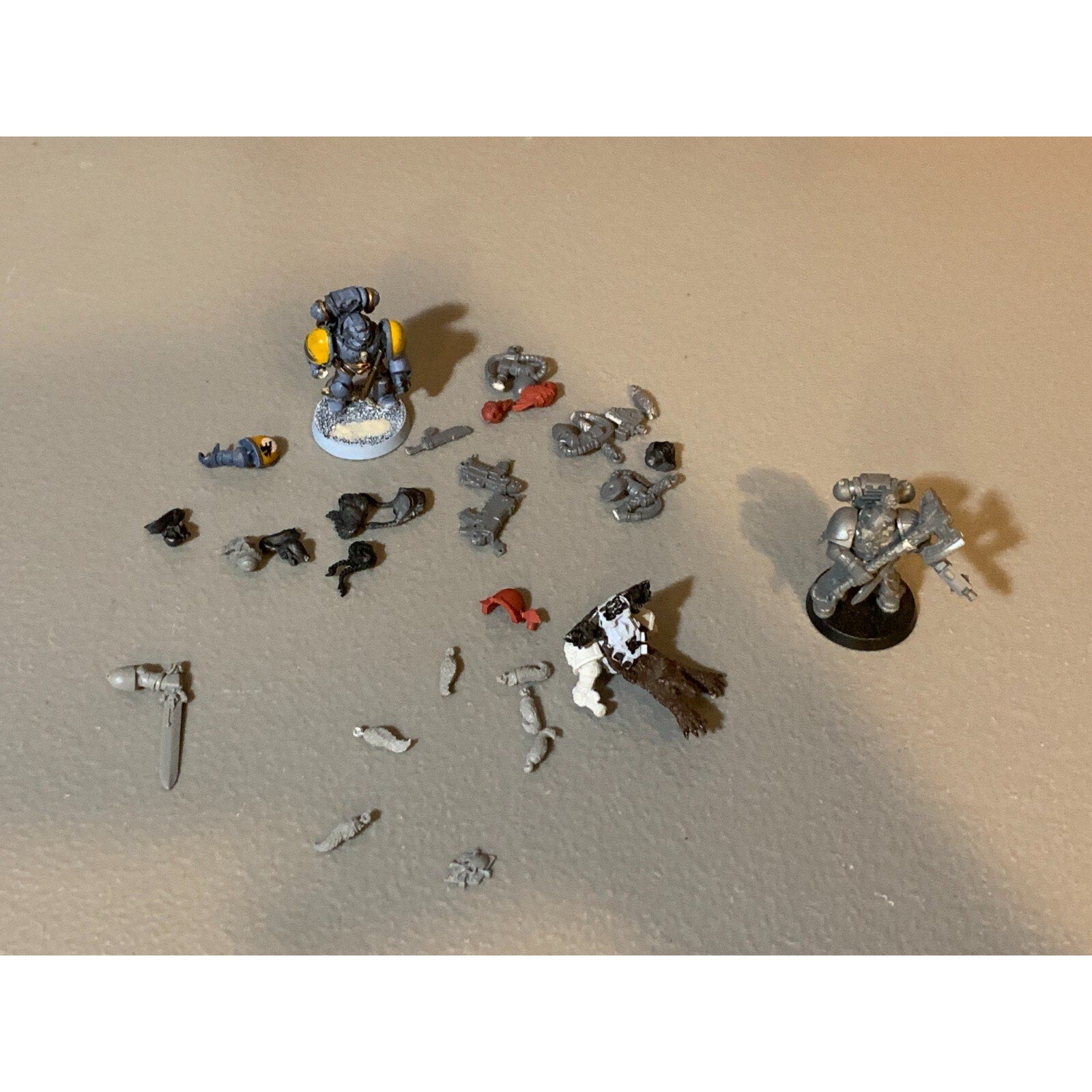 A22913 WARHAMMER 40K SPACE MARINES SPACE WOLVES BITS LOT WOLF TAILS HEADS