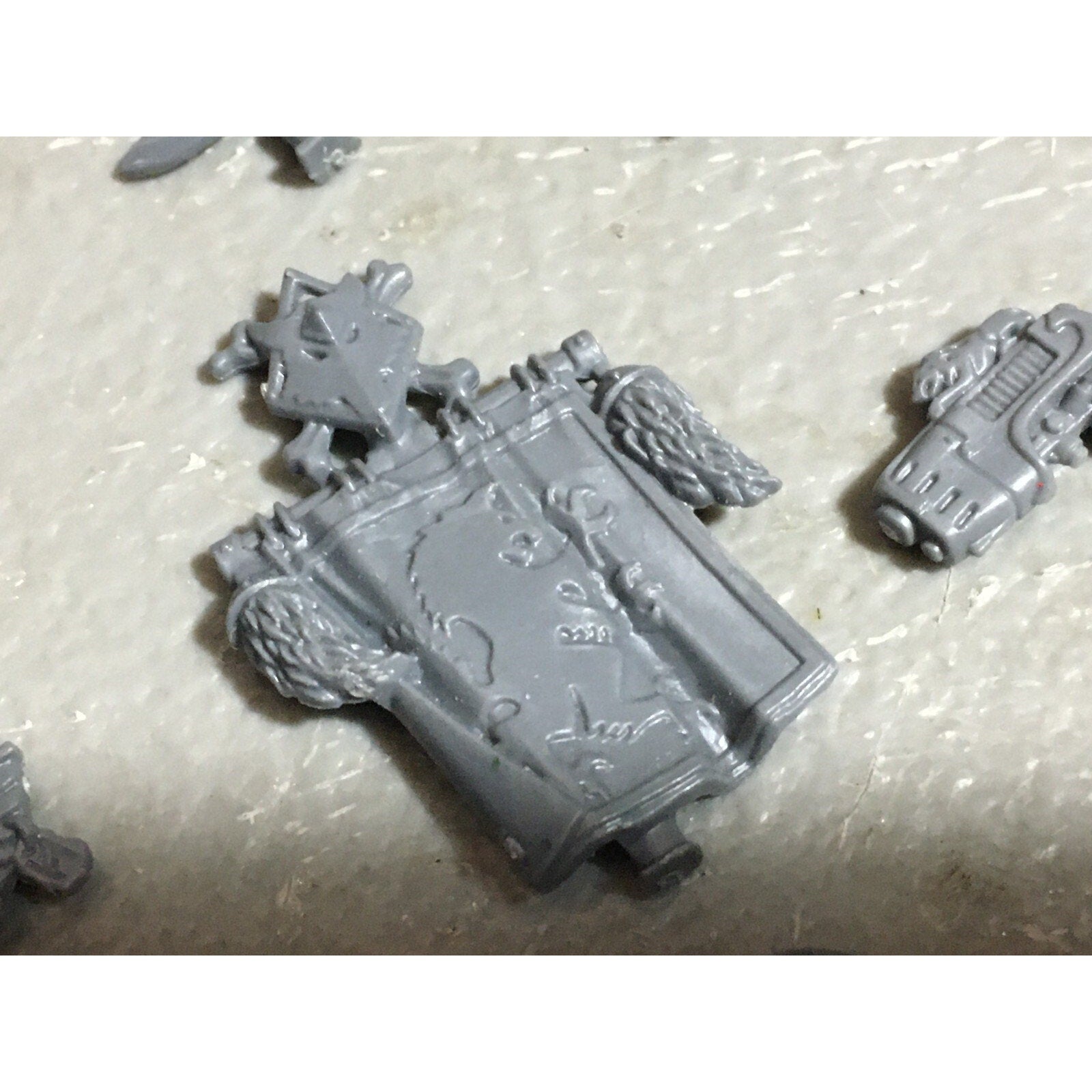 A22557 WARHAMMER 40K SPACE MARINES WOLVES BITS LOT BANNER ACCESSORY SHIELD GW