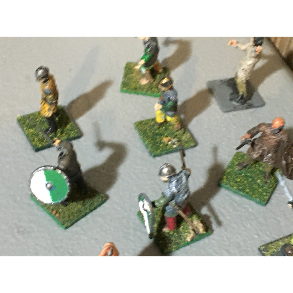 A32498 UNKNOWN PLASTIC MINIATURES INCOMPLETE LOT FANTASY HUMAN WARRIOR SOLDIER