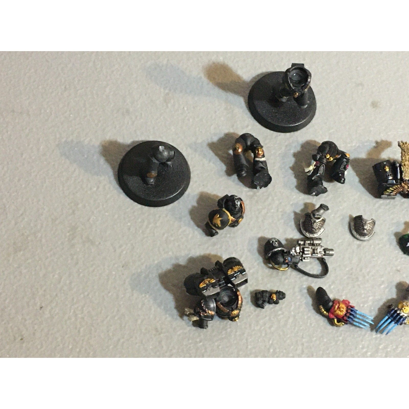 A33581 WARHAMMER 40K SPACE MARINES BITS LOT JUMP LEGS CHEST ARMS GW