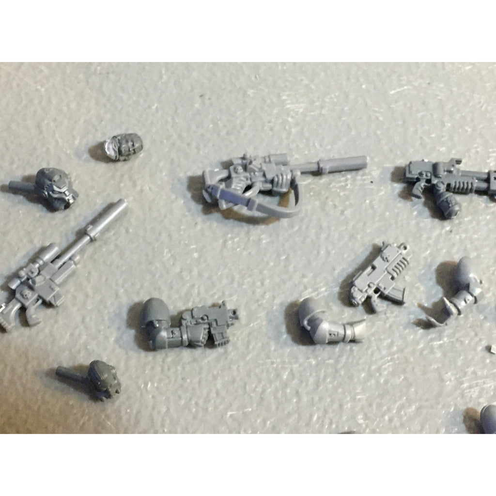 A29482 WARHAMMER 40K SPACE MARINES BITS LOT ARMS BOLTERS HEADS GW