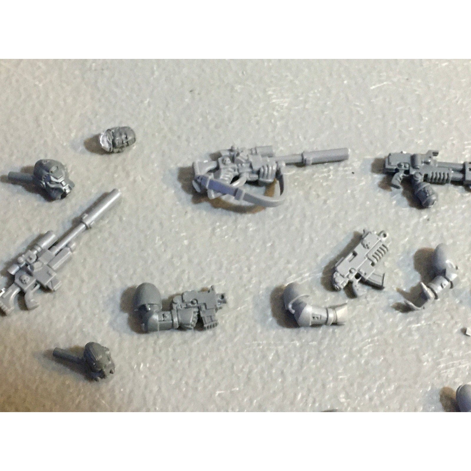 A29482 WARHAMMER 40K SPACE MARINES BITS LOT ARMS BOLTERS HEADS GW