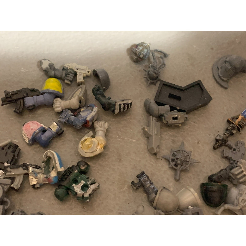 A23310 WARHAMMER 40K SPACE MARINES BITS LOT SOME SPACE WOLVES HEADS ARMS GUNS