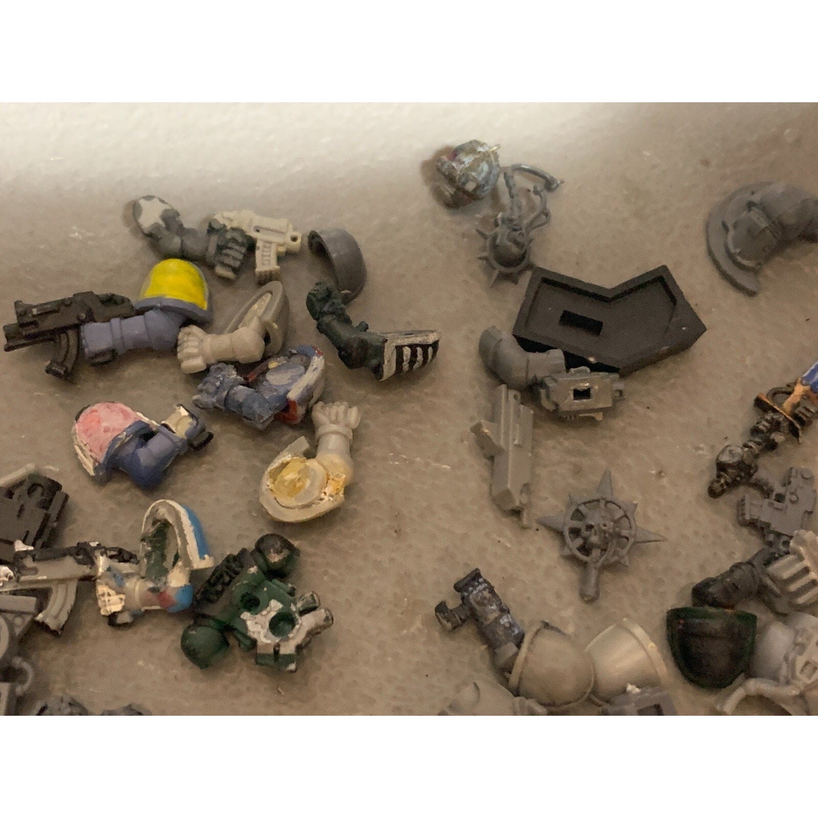 A23310 WARHAMMER 40K SPACE MARINES BITS LOT SOME SPACE WOLVES HEADS ARMS GUNS
