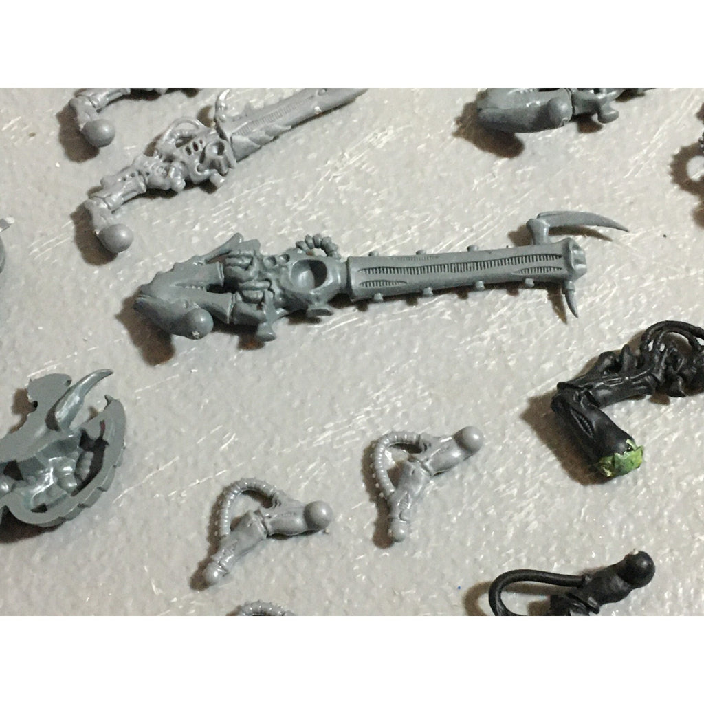 A22316 WARHAMMER 40K TYRANIDS BITS LOT MIXED GAMES WORKSHOP GW