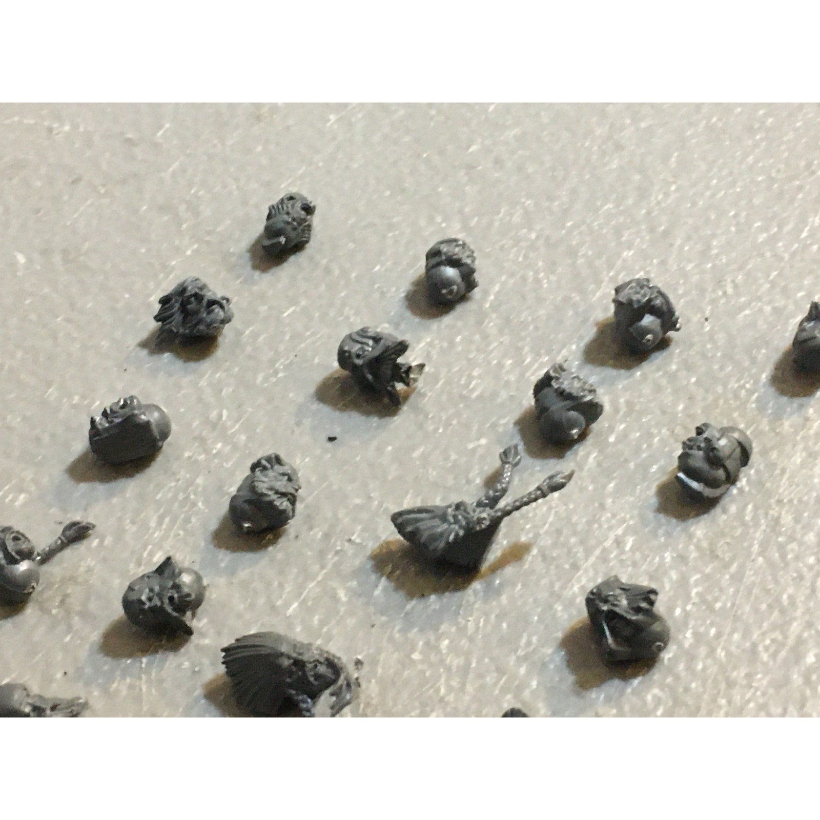 A31433 WARHAMMER 40K SPACE MARINES WOLVES BITS LOT HEADS GREY BLOOD GW