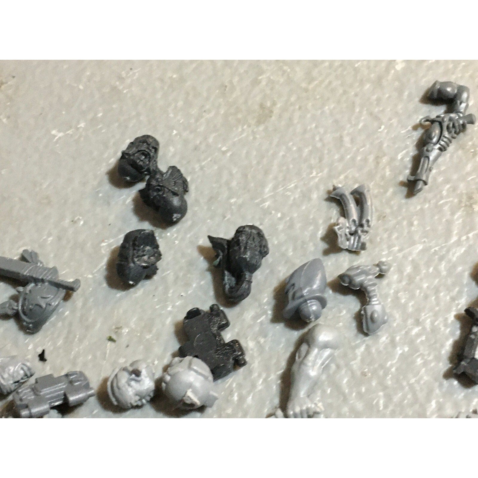 A23467 WARHAMMER 40K MIXED BITS LOT SPACE MARINES TAU ELDAR CHAOS GAMES WORKSHOP