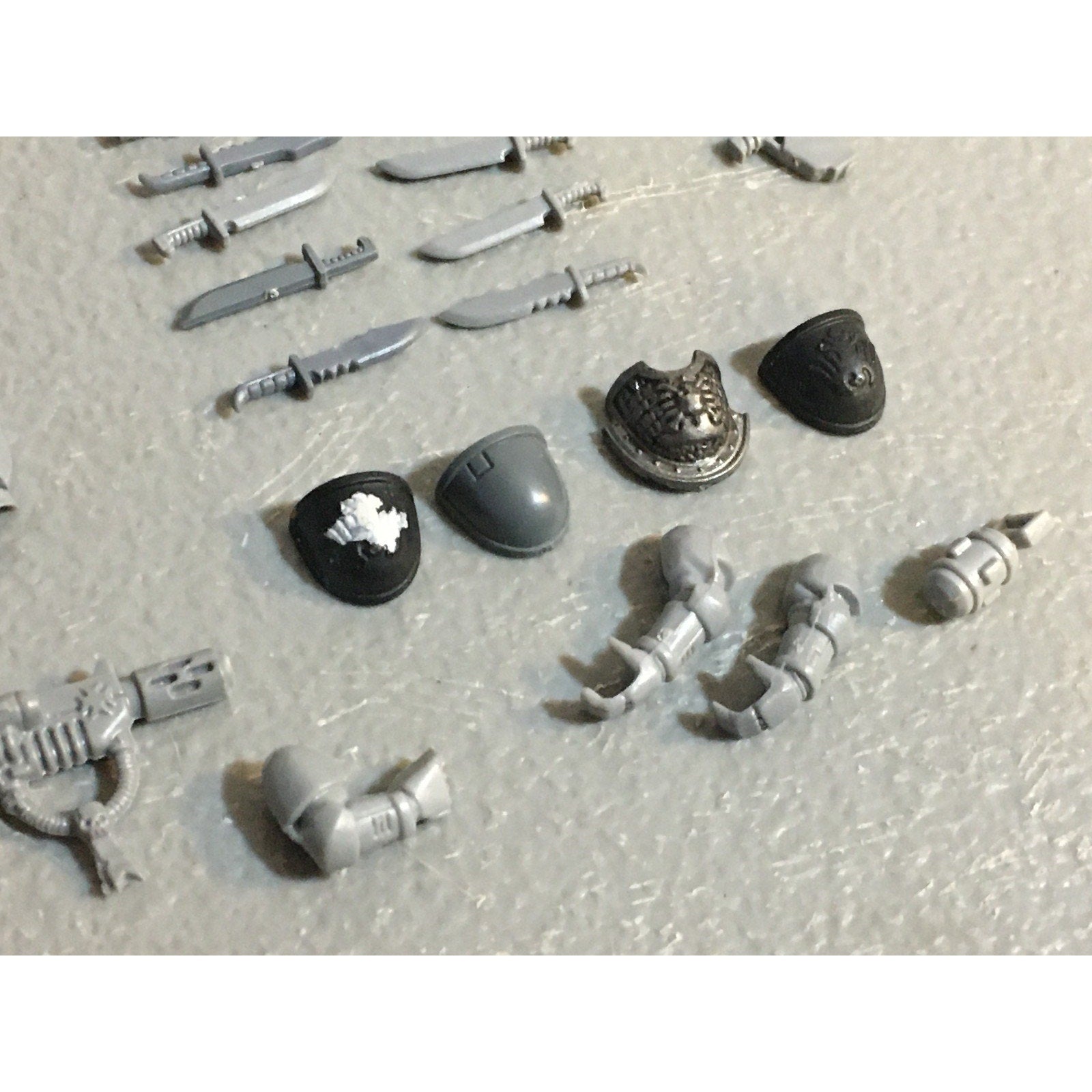 A33584 WARHAMMER 40K SPACE MARINES BITS LOT MIXED KNIFE CHEST MELTA GW