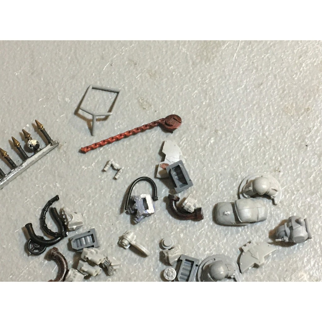 A18517 WARHAMMER 40K SPACE MARINES VEHICLE BITS & CAPTAIN MISS SWORD HAND GW