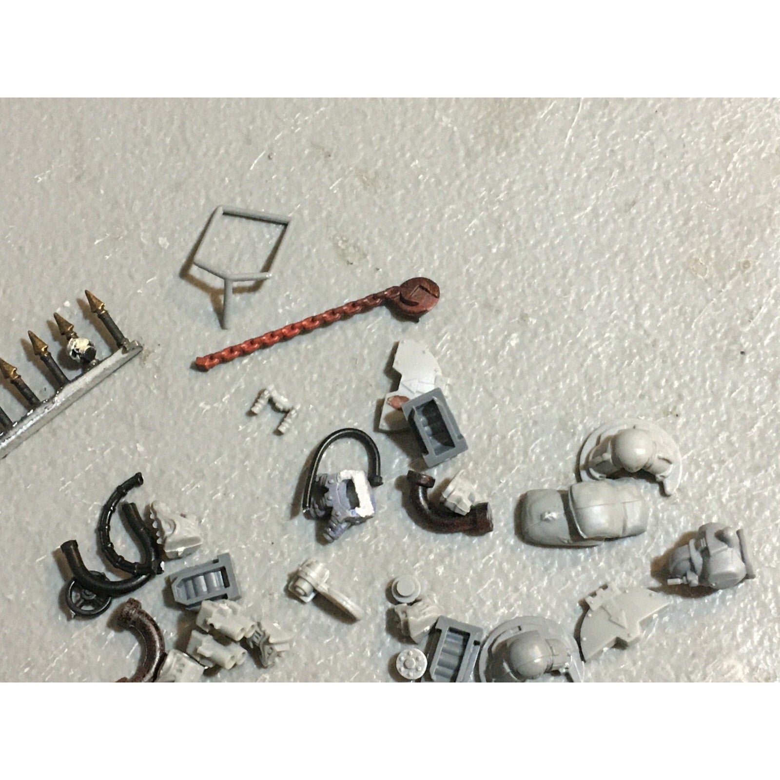 A18517 WARHAMMER 40K SPACE MARINES VEHICLE BITS & CAPTAIN MISS SWORD HAND GW