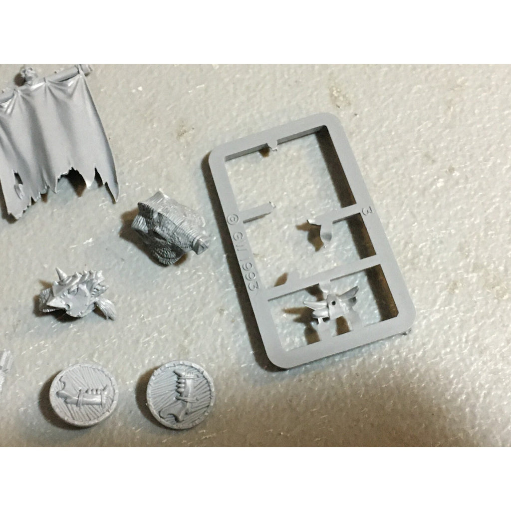 A23398 WARHAMMER FANTASY ORCS & GOBLINS BITS LOT MIXED ACCESSORIES BANNER HEADS