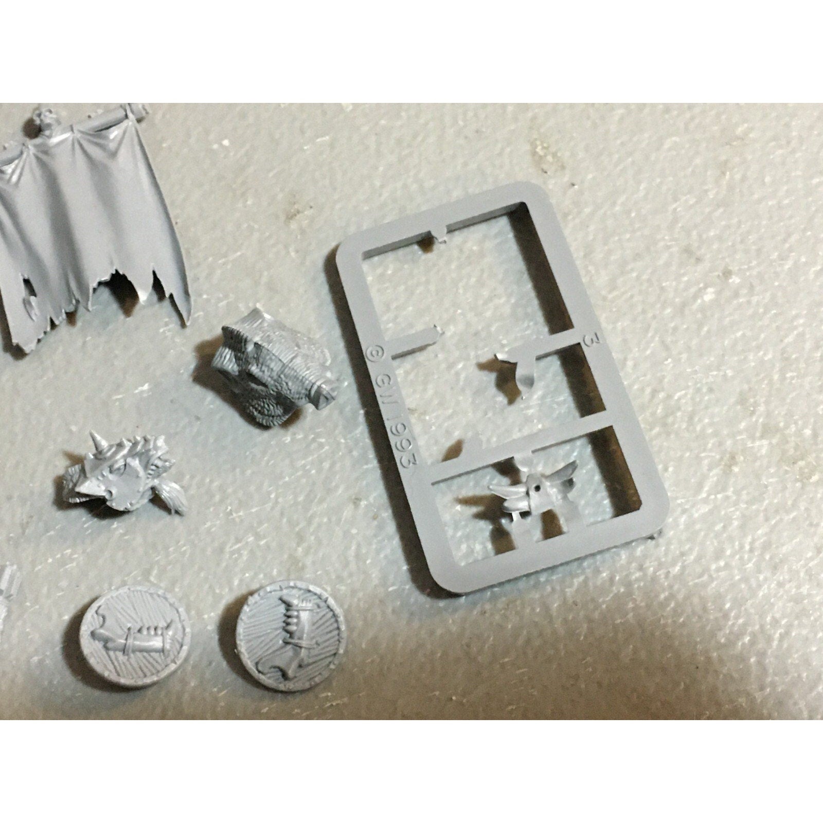 A23398 WARHAMMER FANTASY ORCS & GOBLINS BITS LOT MIXED ACCESSORIES BANNER HEADS