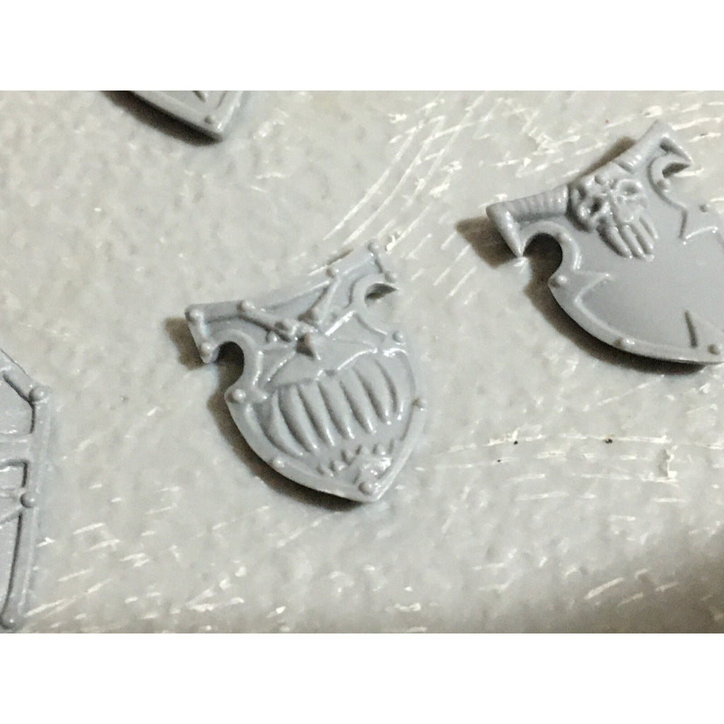 A22247 WARHAMMER FANTASY CHAOS MORTALS BITS LOT WARRIORS KNIGHTS SHIELDS GW OOP