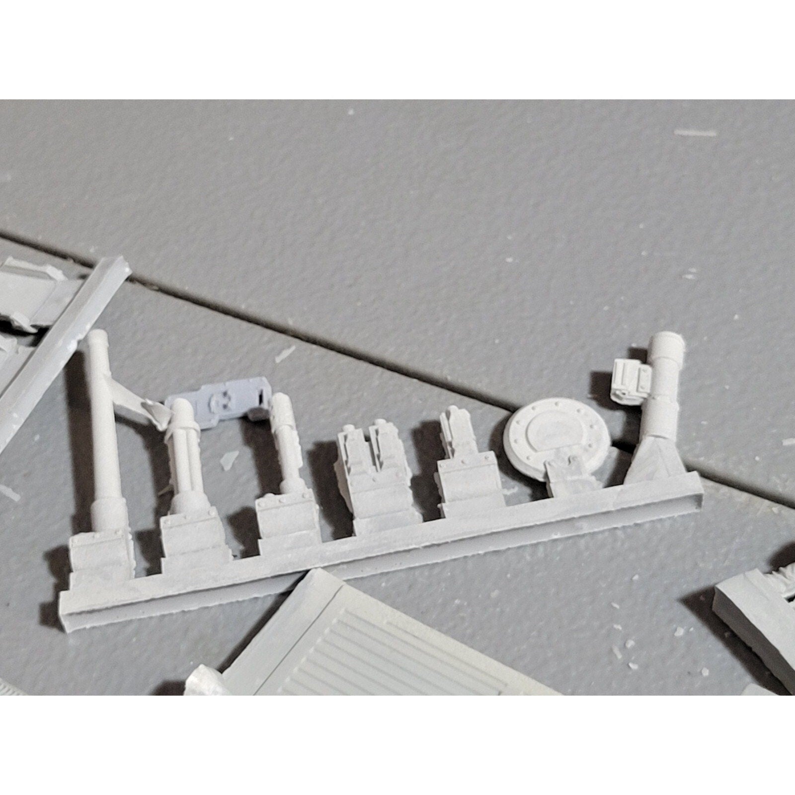 A17898 UNKNOWN TANK LOT BITS GUNS HEADS FUTURISTIC SCI-FI BATTLE