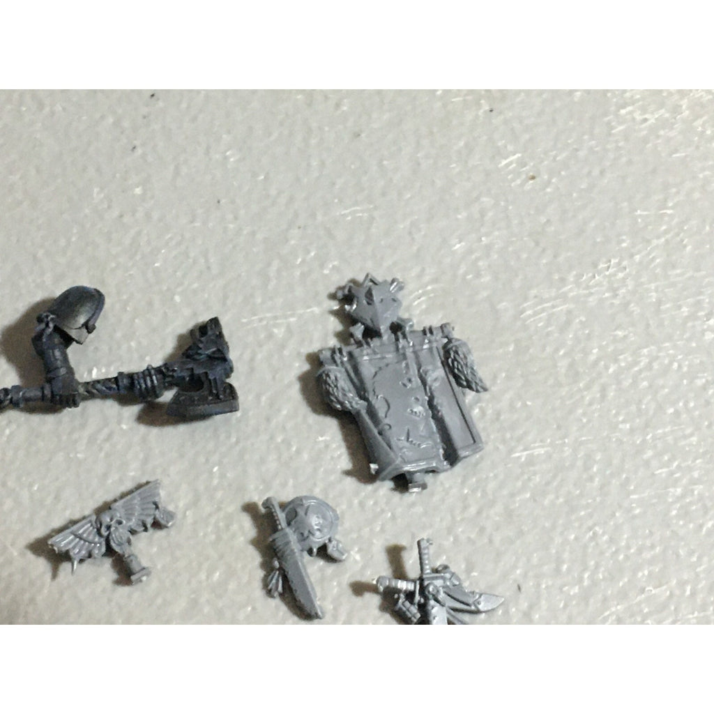 A22559 WARHAMMER 40K SPACE MARINES WOLVES BITS LOT BANNER ACCESSORY SHIELD GW