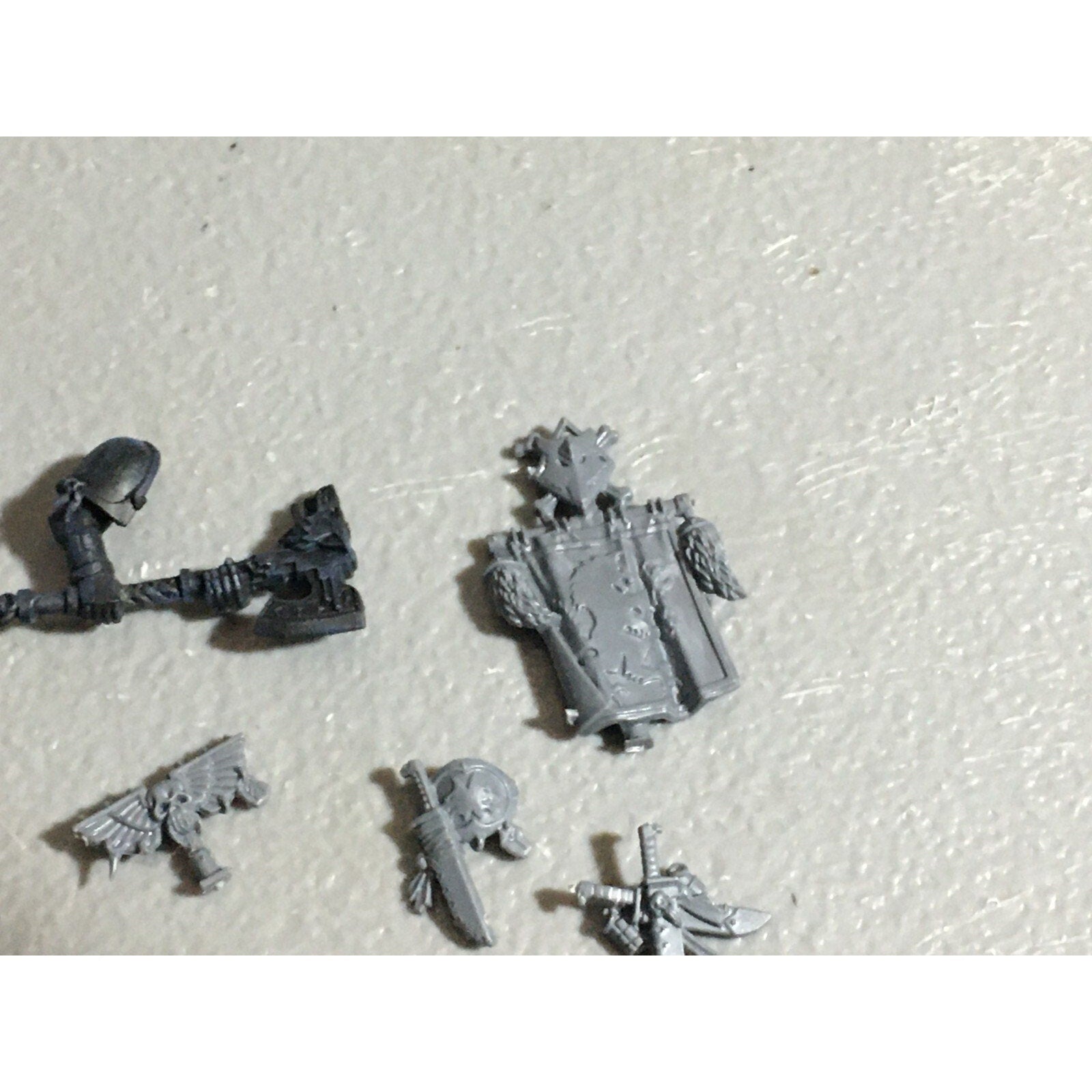 A22559 WARHAMMER 40K SPACE MARINES WOLVES BITS LOT BANNER ACCESSORY SHIELD GW