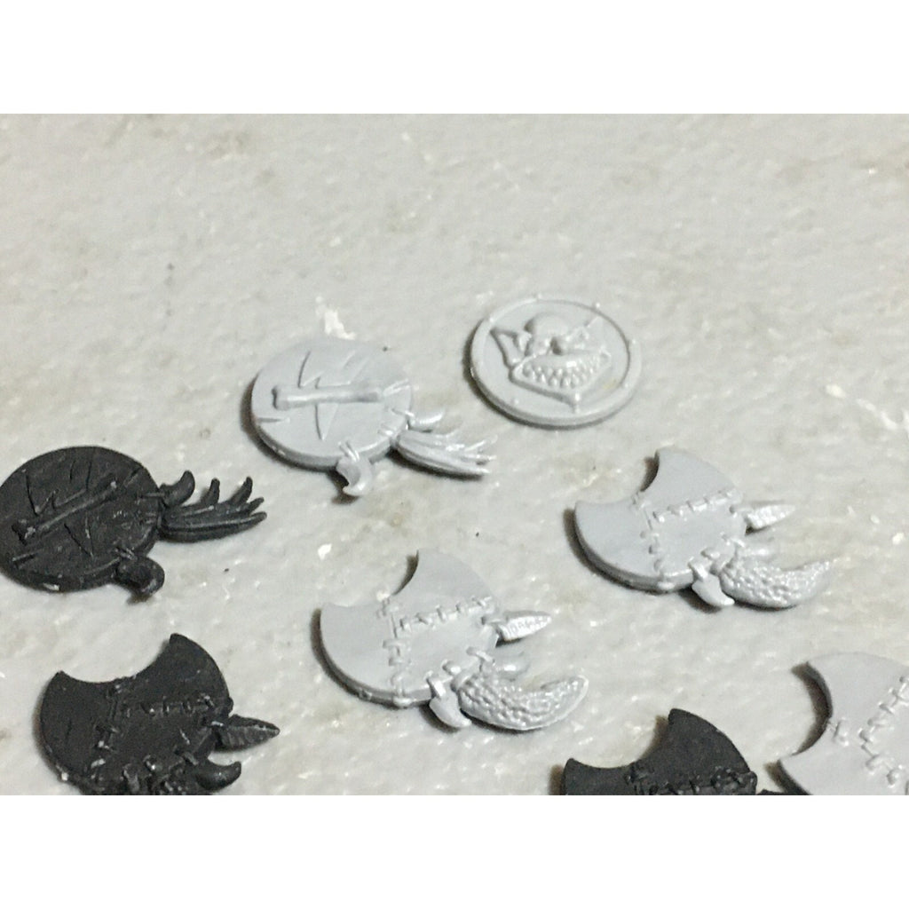 A22626 WARHAMMER FANTASY ORCS & GOBLINS BITS LOT GOBLIN SHIELD GAMES WORKSHOP GW