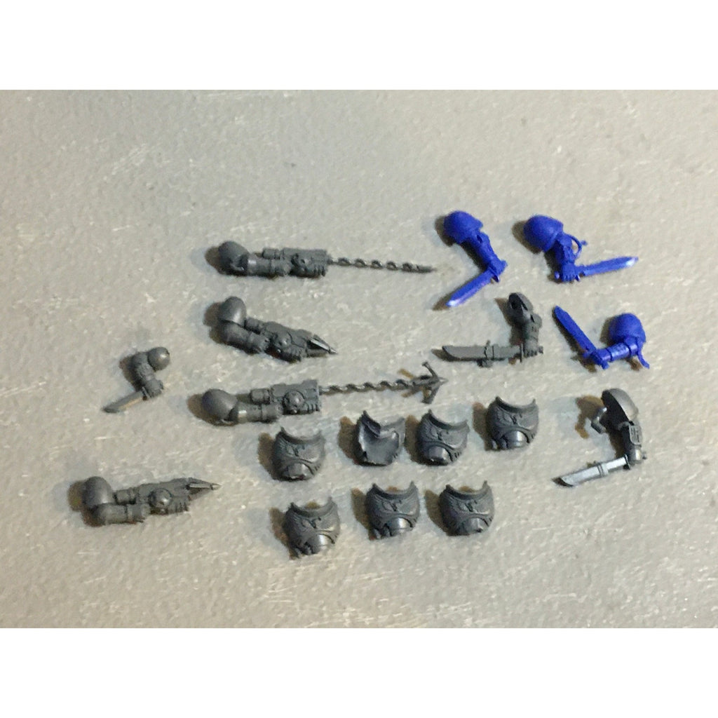A29414 WARHAMMER 40K SPACE MARINES PRIMARIS BITS LOT TORSO FRONTS REIVER ARMS GW