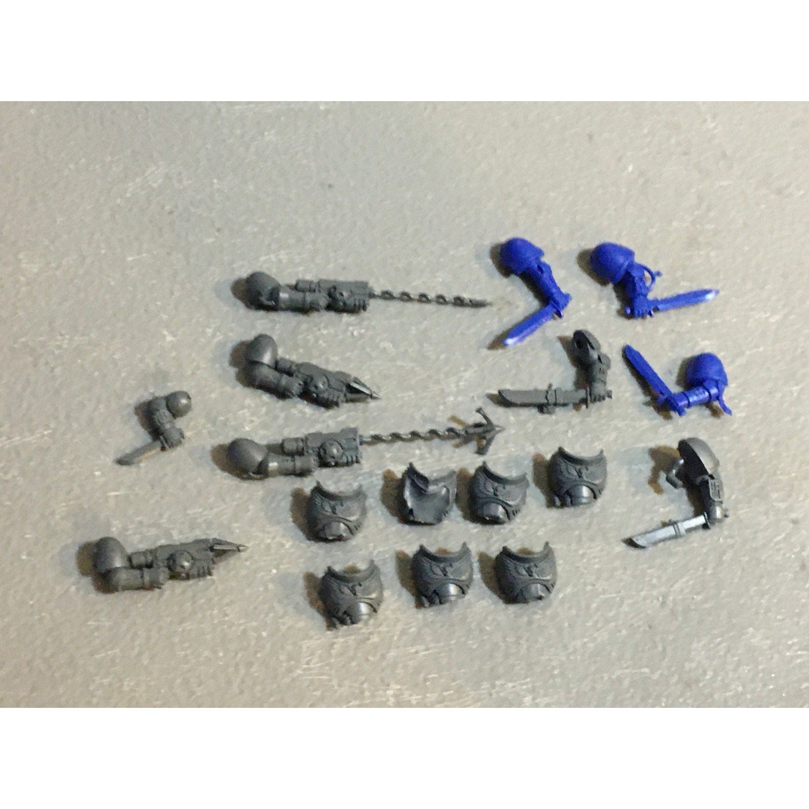 A29414 WARHAMMER 40K SPACE MARINES PRIMARIS BITS LOT TORSO FRONTS REIVER ARMS GW