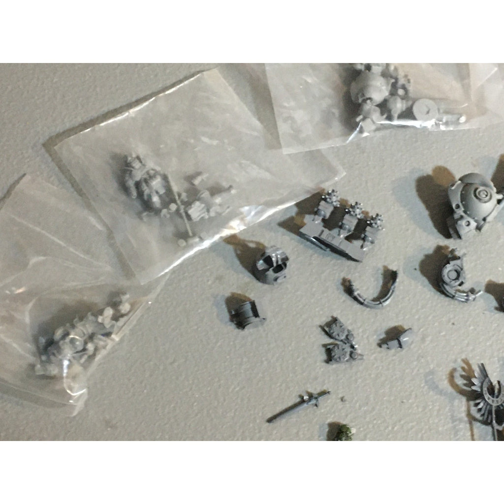 A32597 UNKNOWN MINIATURES RANDOM PLASTIC MINIATURES & BITS LOT WARRIOR SOLDIER