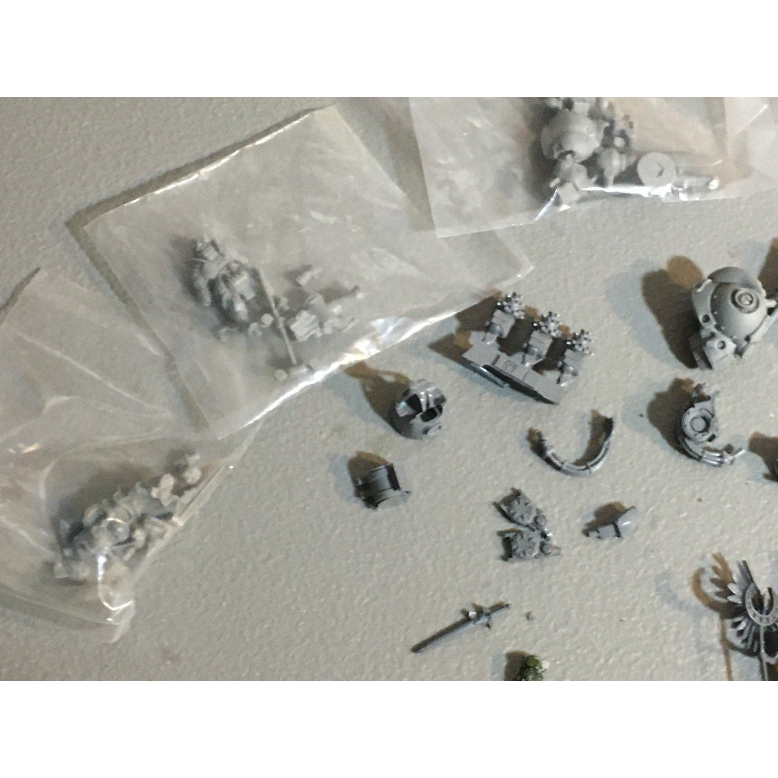 A32597 UNKNOWN MINIATURES RANDOM PLASTIC MINIATURES & BITS LOT WARRIOR SOLDIER
