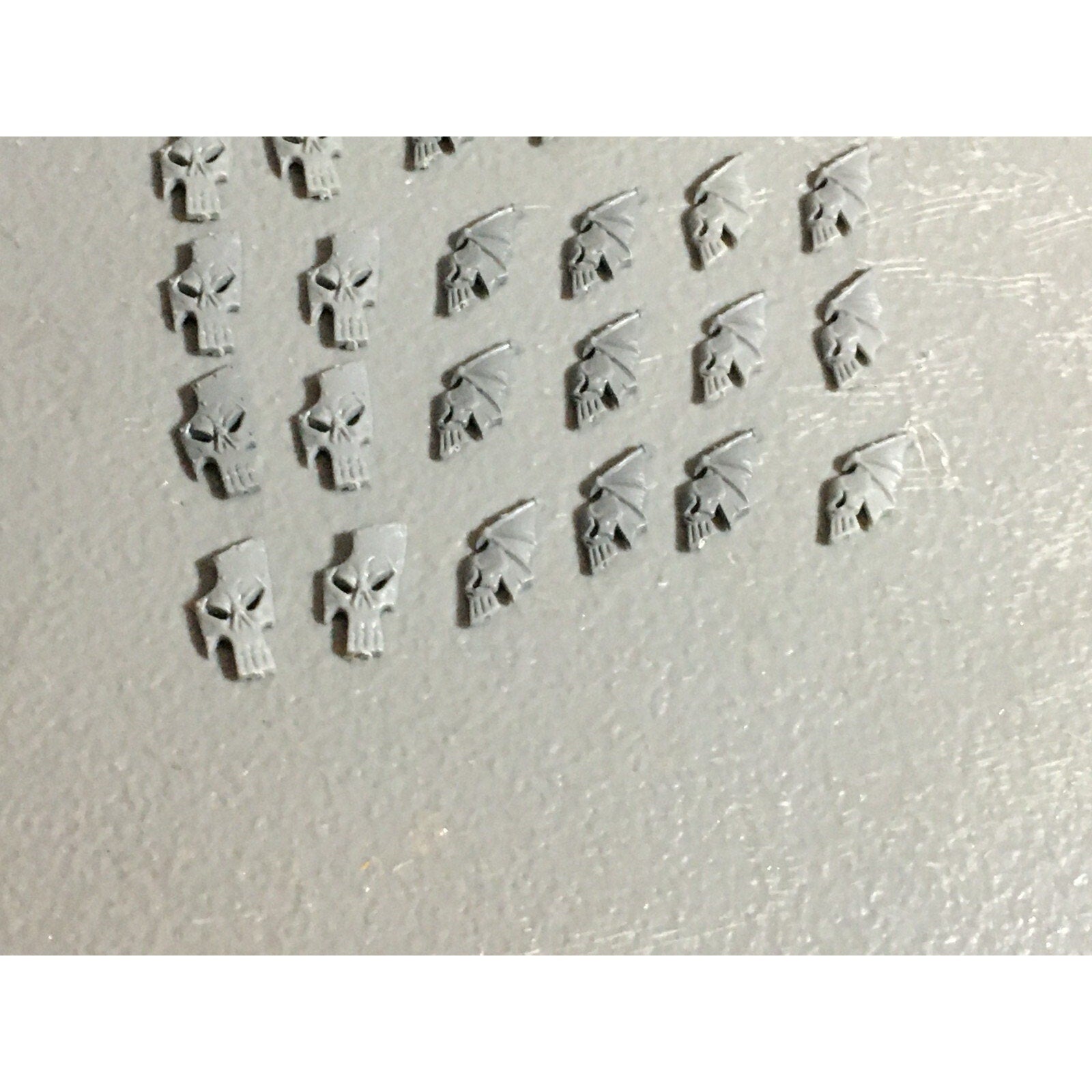 A22067 WARHAMMER FANTASY DARK ELVES BITS LOT SHIELD ICONS GAMES WORKSHOP GW