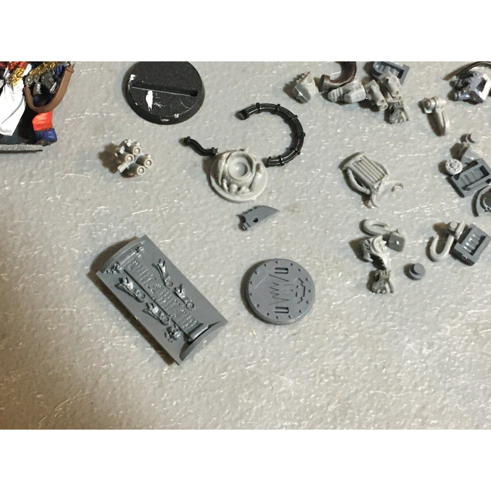 A18517 WARHAMMER 40K SPACE MARINES VEHICLE BITS & CAPTAIN MISS SWORD HAND GW