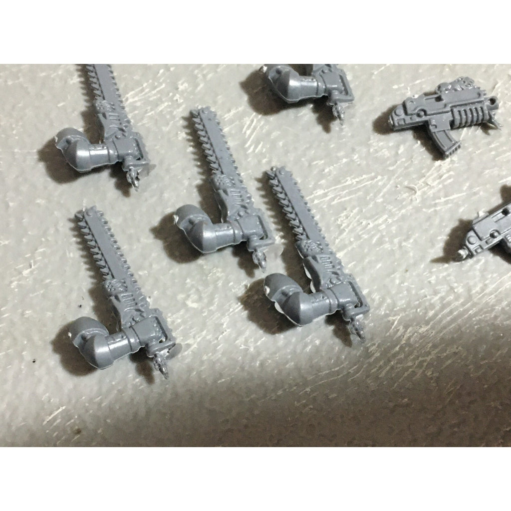 A22555 WARHAMMER 40K SPACE MARINES WOLVES BITS LOT BOLTERS CHAINSWORDS GW
