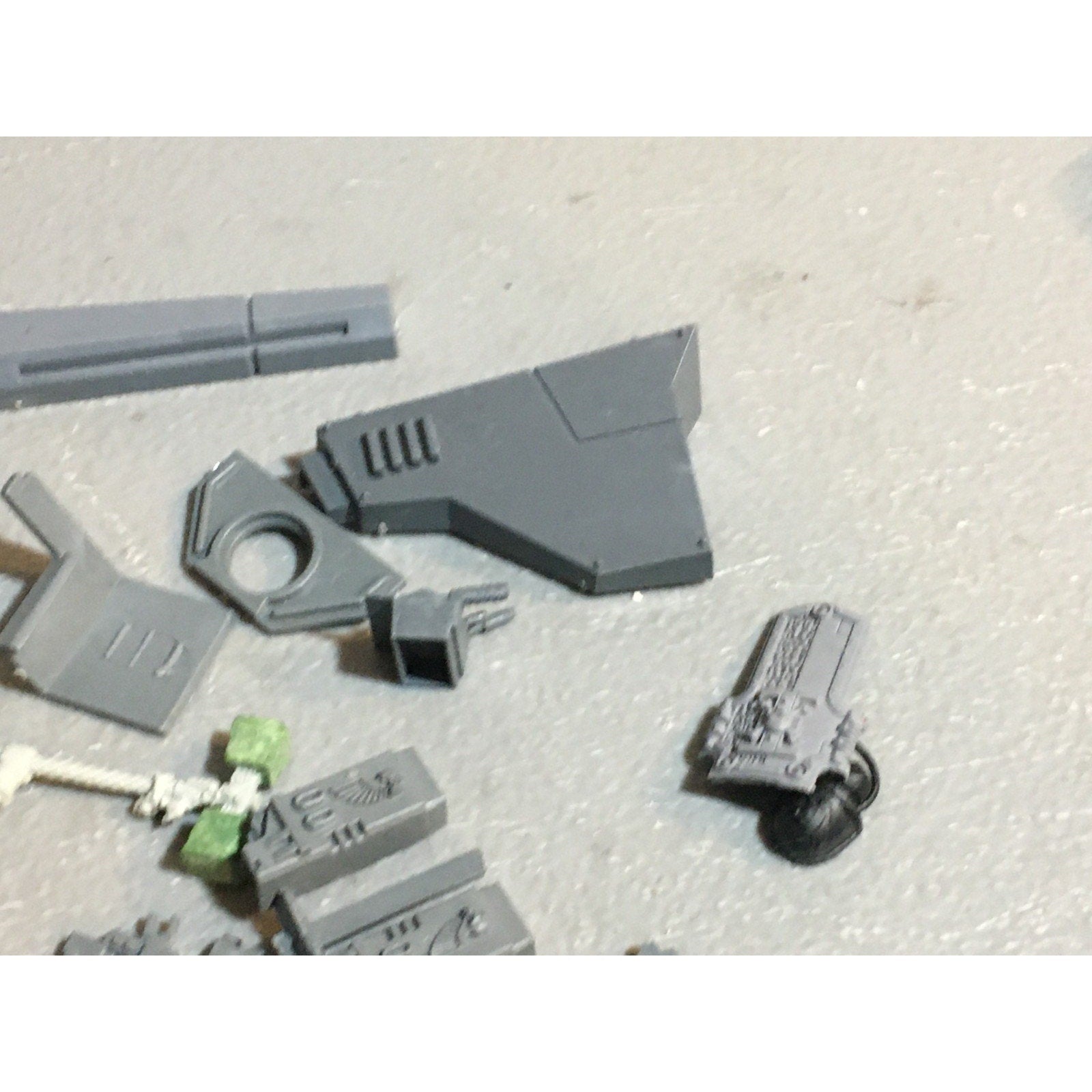 A24530 WARHAMMER 40K SPACE MARINES BITS LOT TANK ARMS OATHS GW