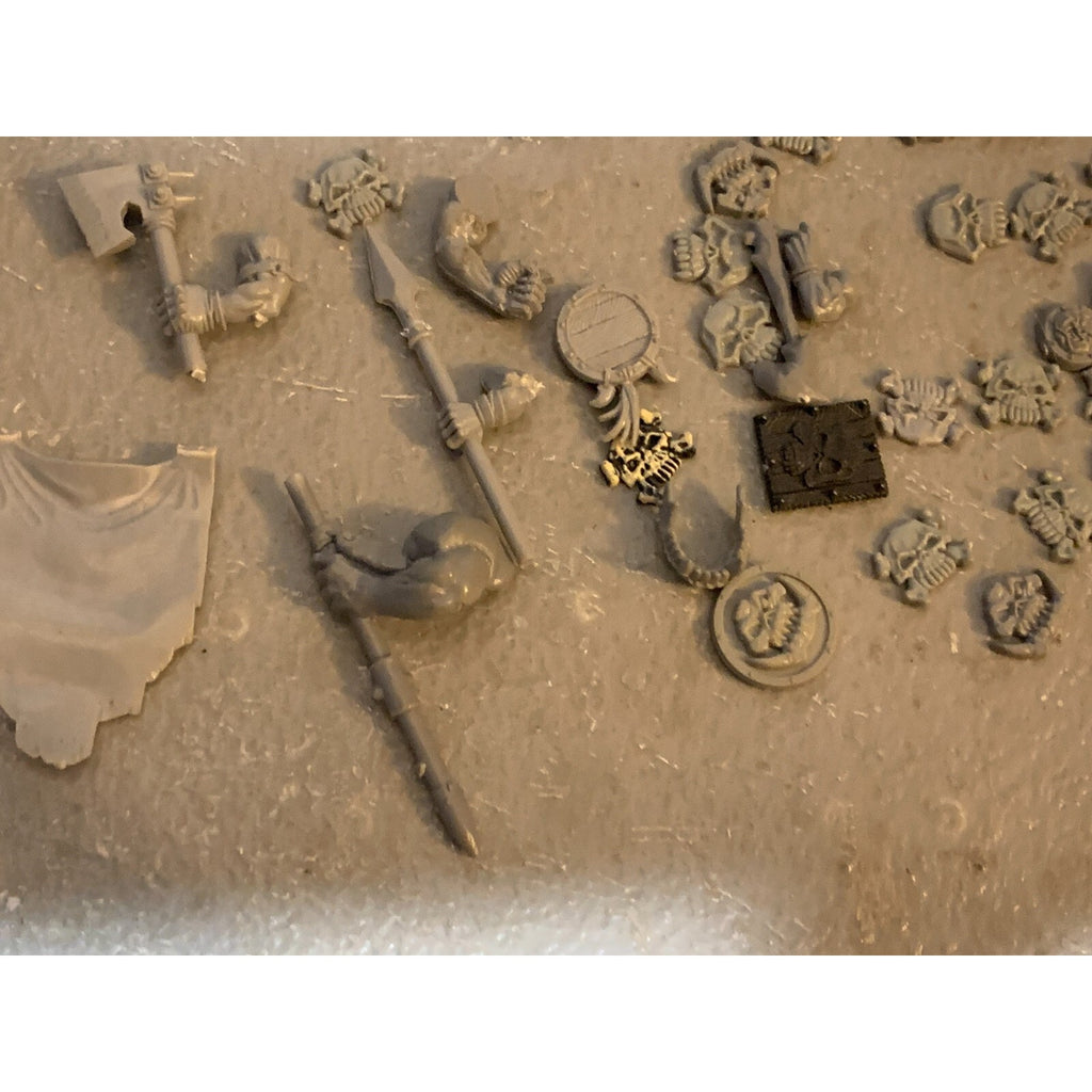 A23337 WARHAMMER FANTASY AOS ORCS GOBLINS BITS LOT SHIELDS ARMS STANDARD GW