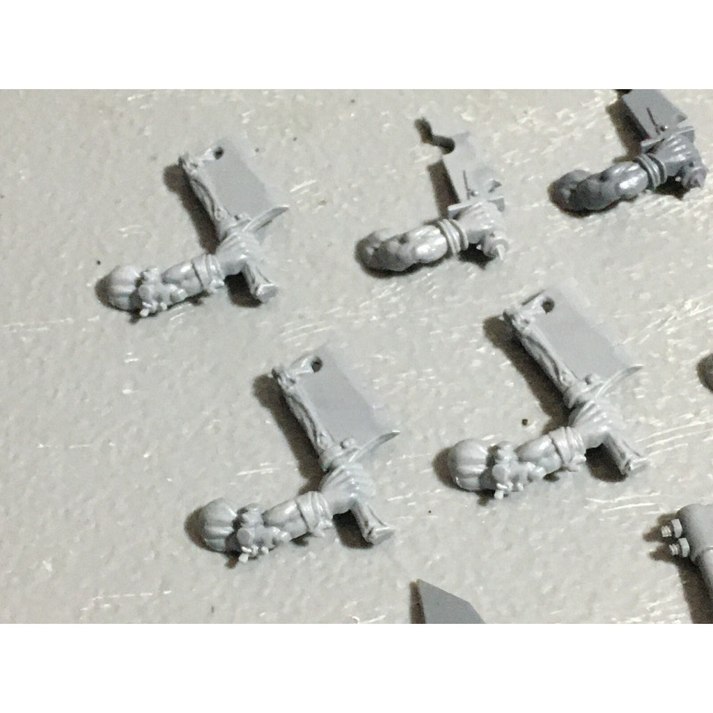 A22611 WARHAMMER FANTASY ORCS & GOBLINS BITS LOT ORC BOYZ HAND WEAPONS GW