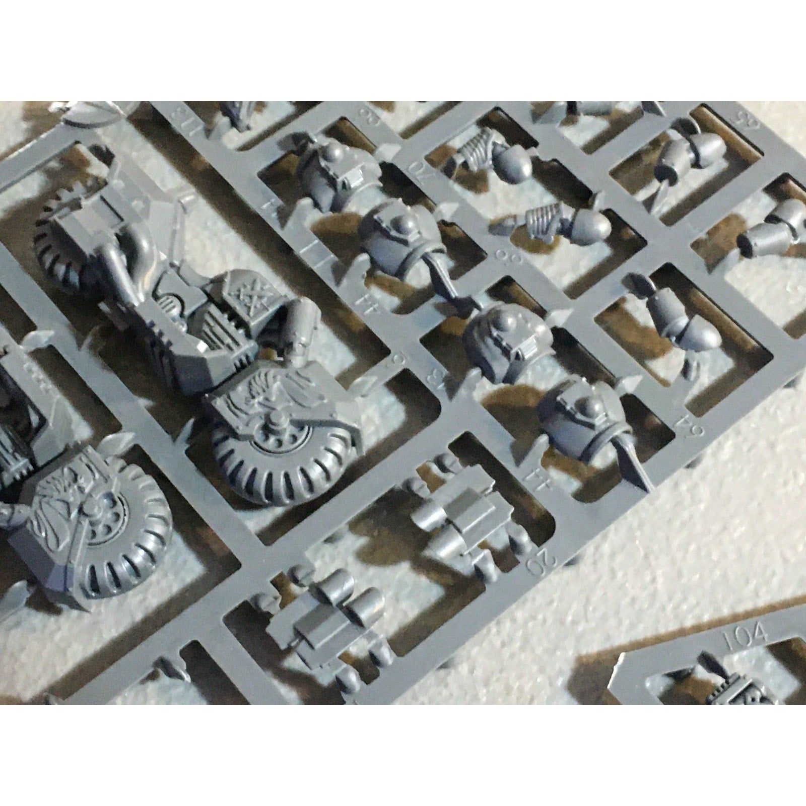 A29497 WARHAMMER 40K SPACE MARINES DARK ANGELS BITS ON SPRUE LOT RAVENWING GW