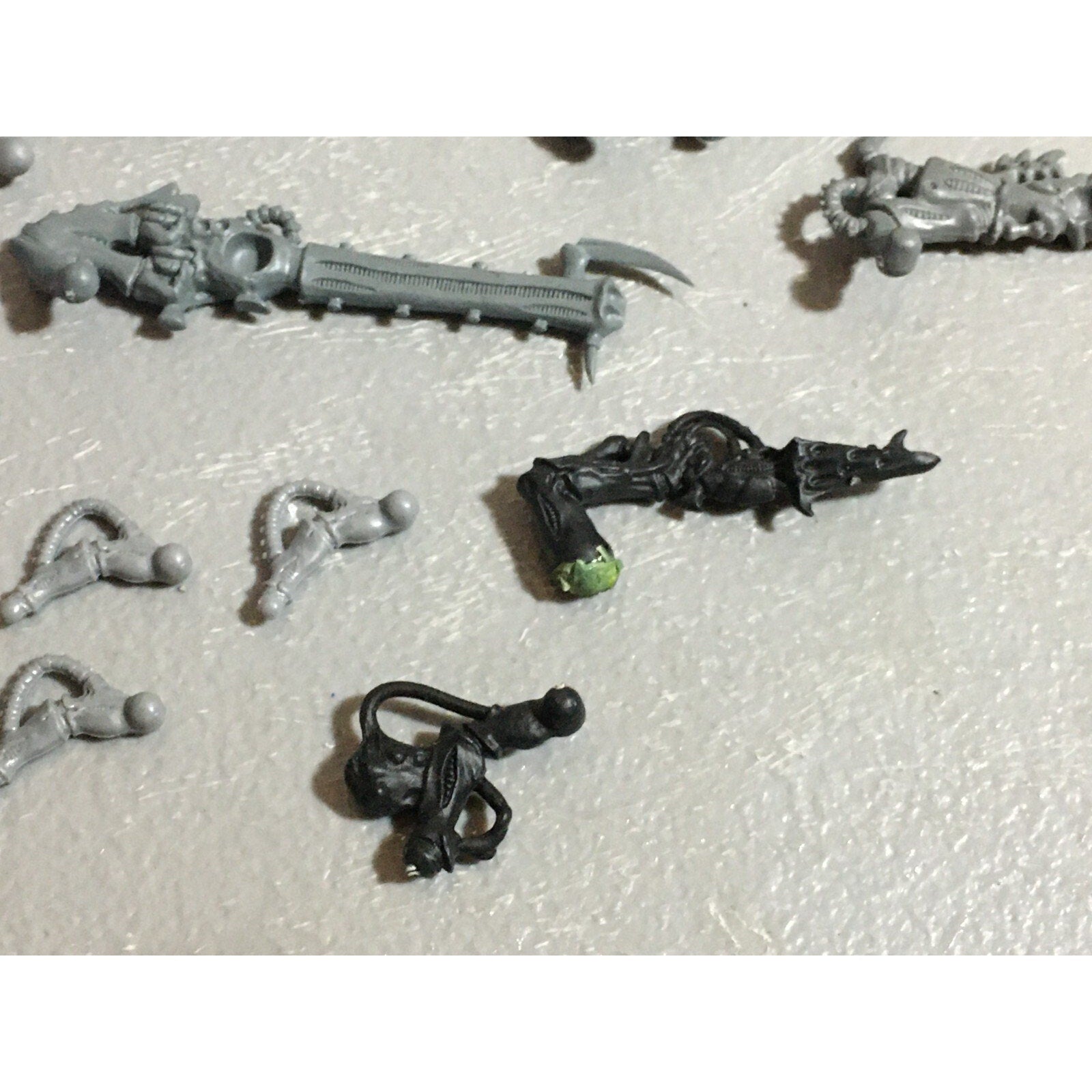 A22316 WARHAMMER 40K TYRANIDS BITS LOT MIXED GAMES WORKSHOP GW
