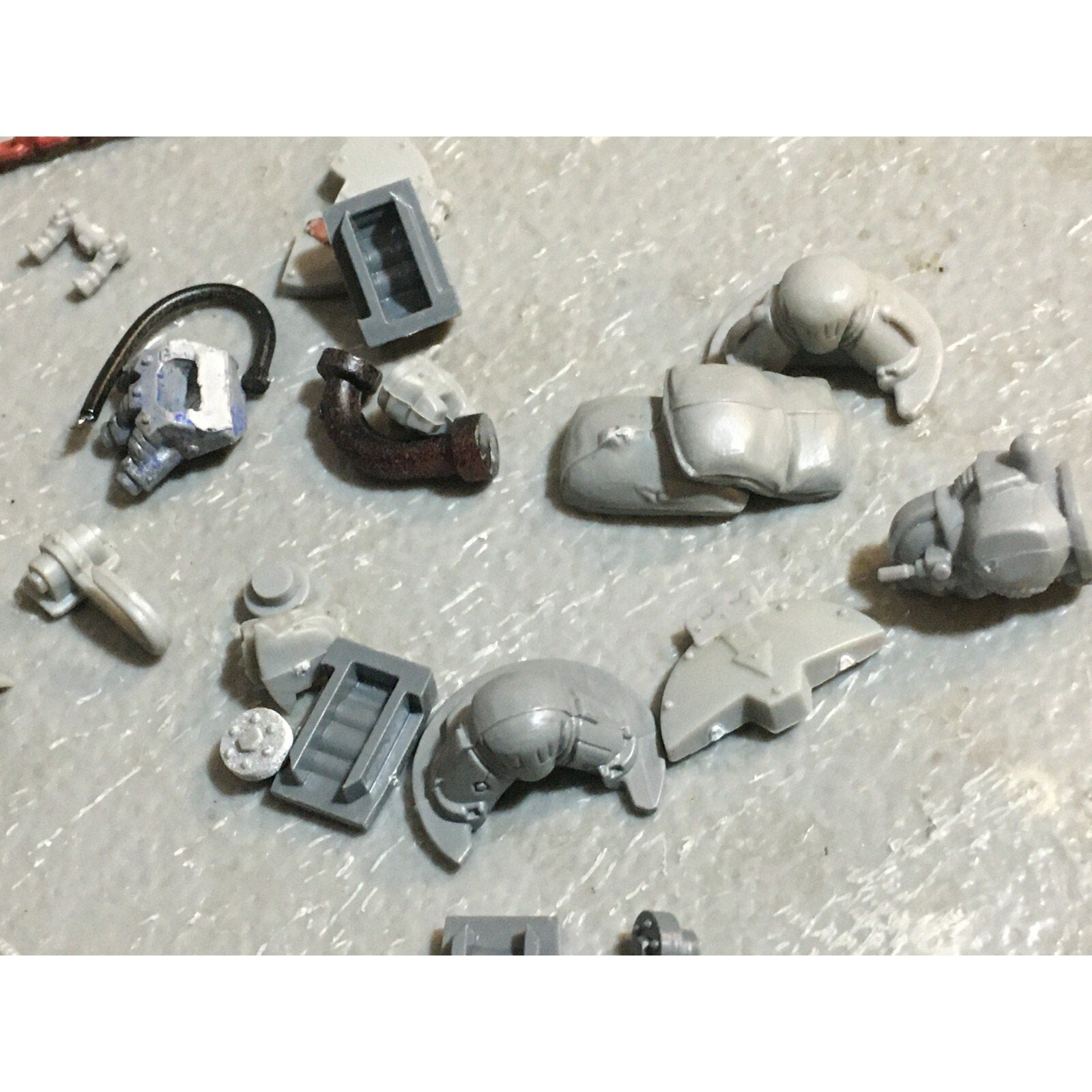 A18517 WARHAMMER 40K SPACE MARINES VEHICLE BITS & CAPTAIN MISS SWORD HAND GW