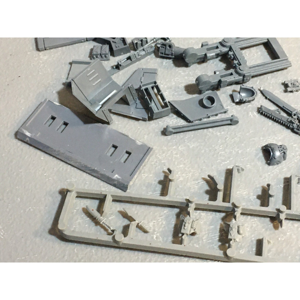 A24530 WARHAMMER 40K SPACE MARINES BITS LOT TANK ARMS OATHS GW