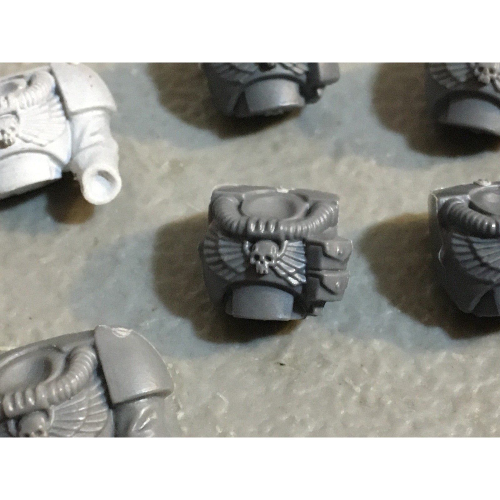 A33845 WARHAMMER 40K SPACE MARINES BITS LOT SCOUTS TORSO CHEST GW