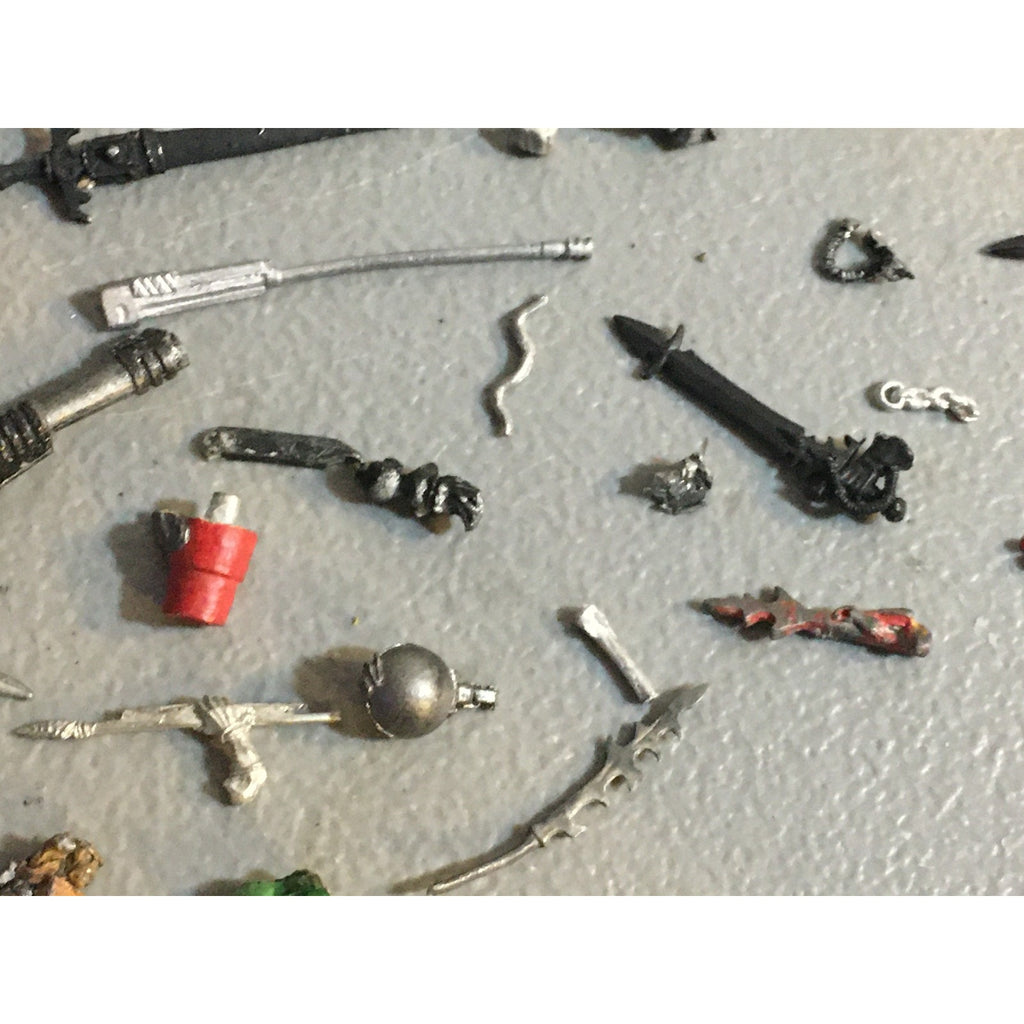 A32591 UNKNOWN MINIATURES METAL BITS LOT SWORD WEAPONS BANNER BENCH