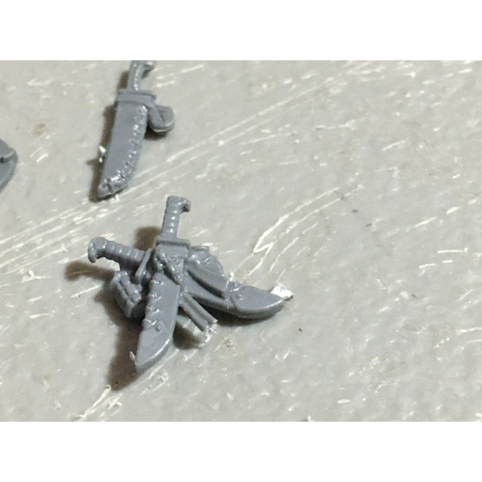 A22560 WARHAMMER 40K SPACE MARINES WOLVES BITS LOT BANNER ACCESSORY SHIELD GW