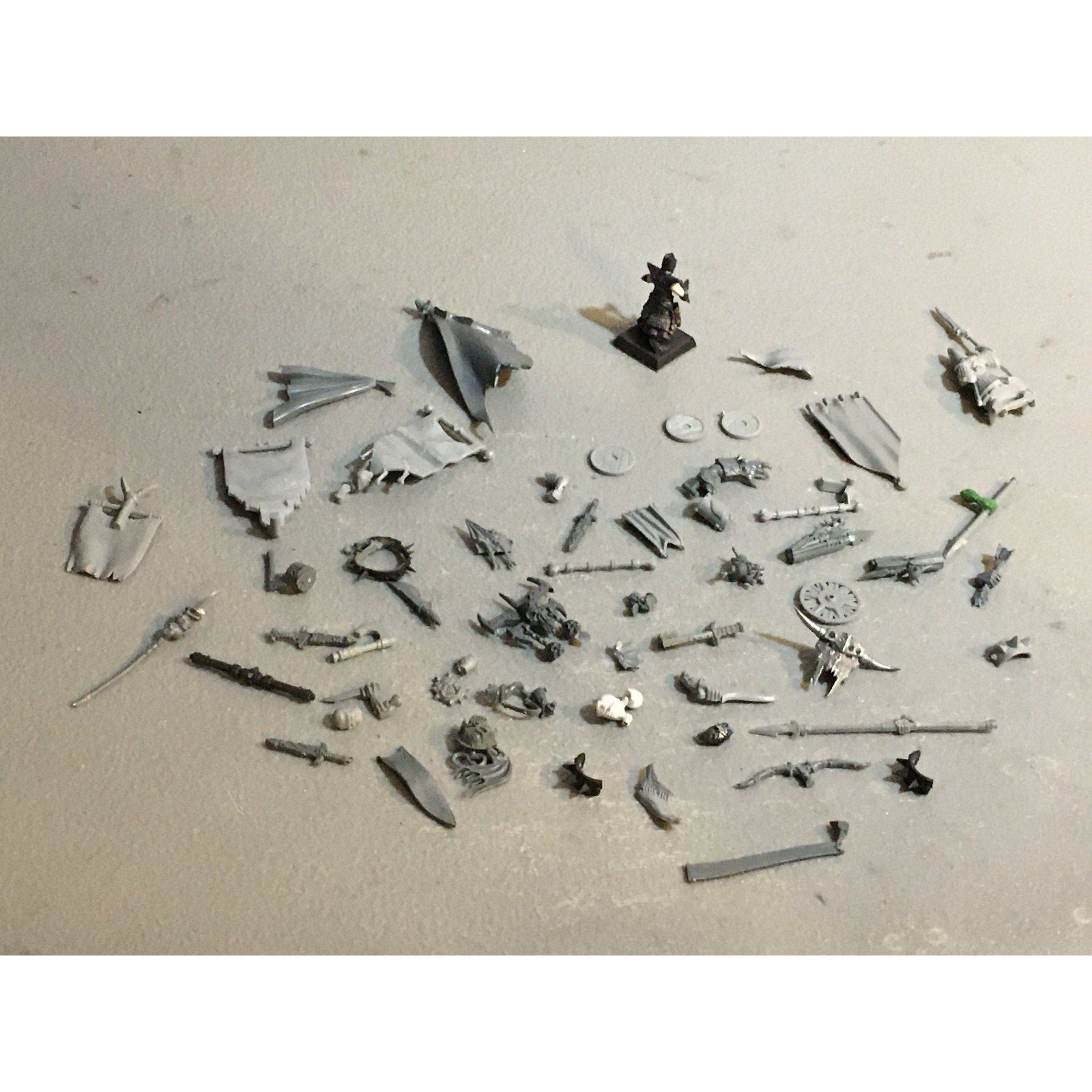 A29618 WARHAMMER FANTASY AOS MIXED BITS LOT BANNER SHIELD CLOAK GW