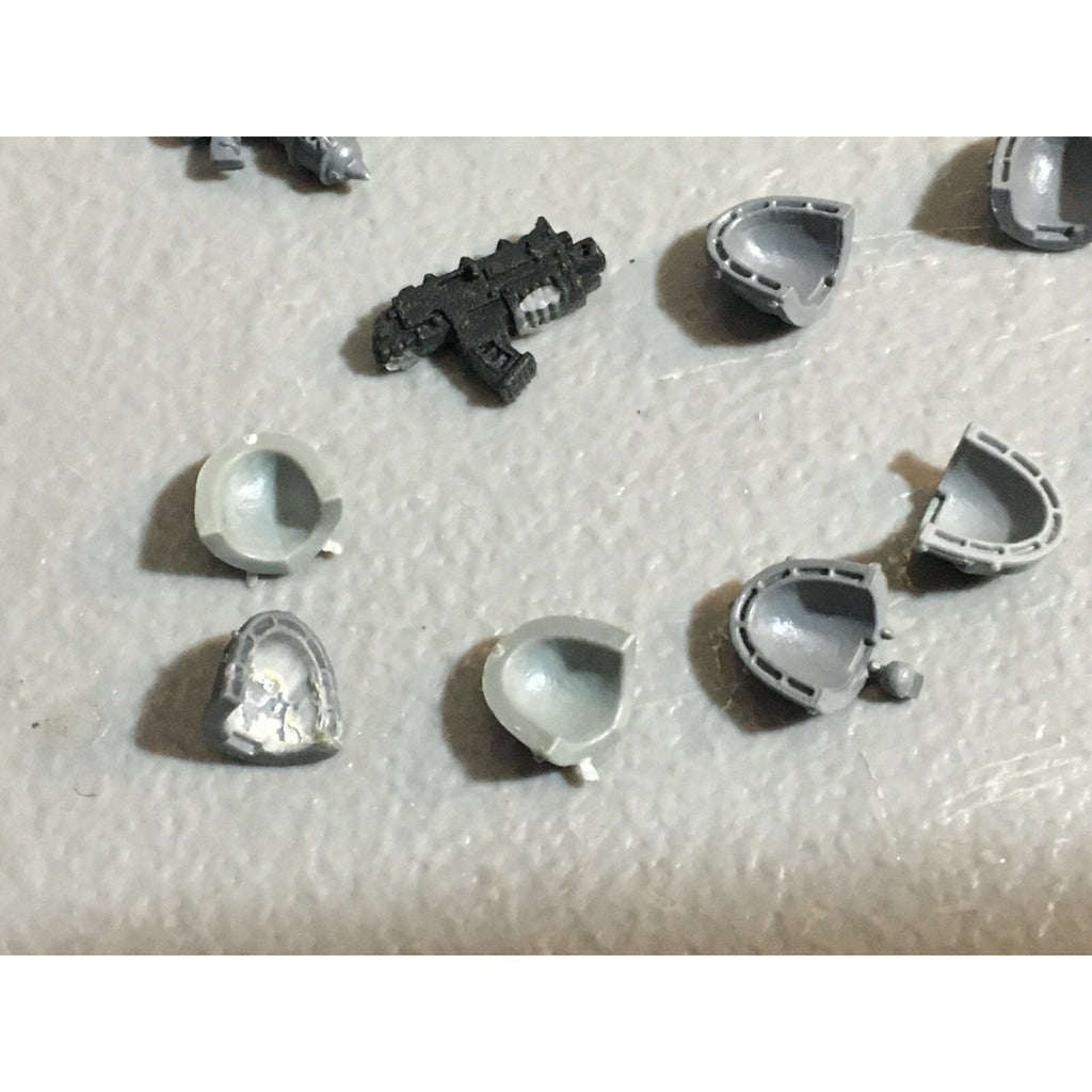 A23075 WARHAMMER 40K CSM CHAOS SPACE MARINES BITS LOT MIXED SHOULDERS ARMS GW