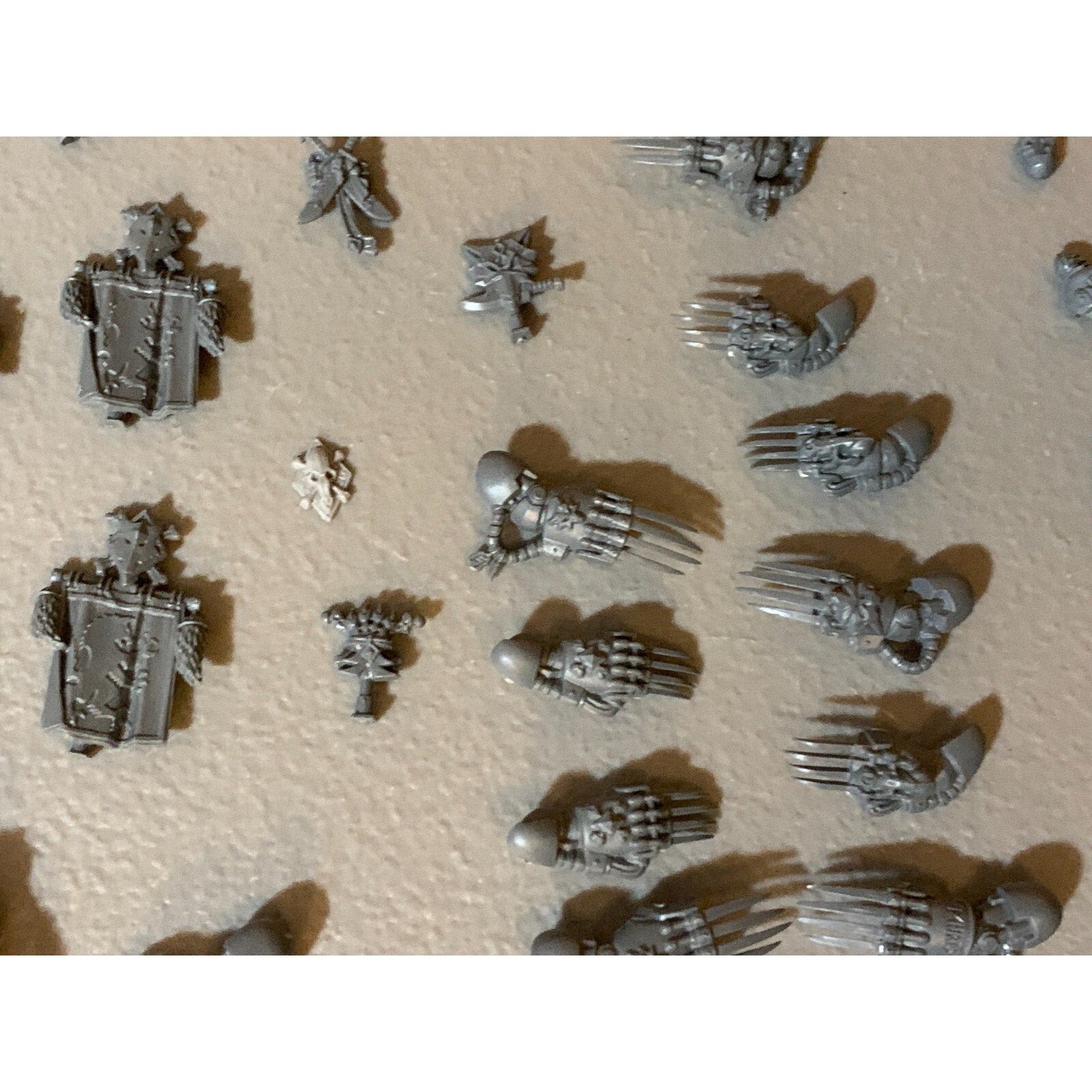 A23060 WARHAMMER 40K MARINES SPACE WOLVES HUGE BITS LOT HEADS ARMS HAMMERS GUNS