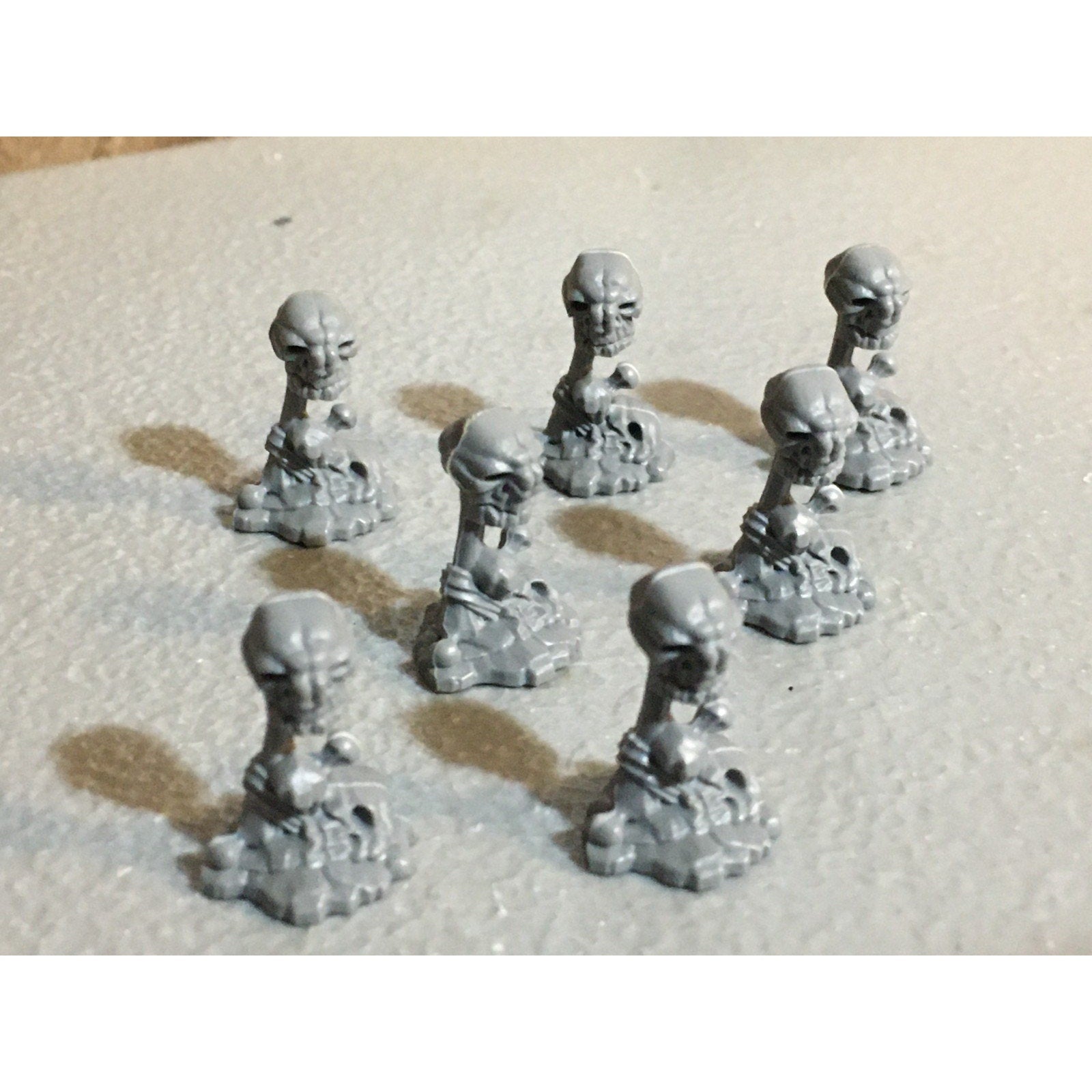 A24983 WARHAMMER FANTASY SKULL PASS OBJECTIVE MARKERS + EXTRA NIGHT GOBLIN BITS