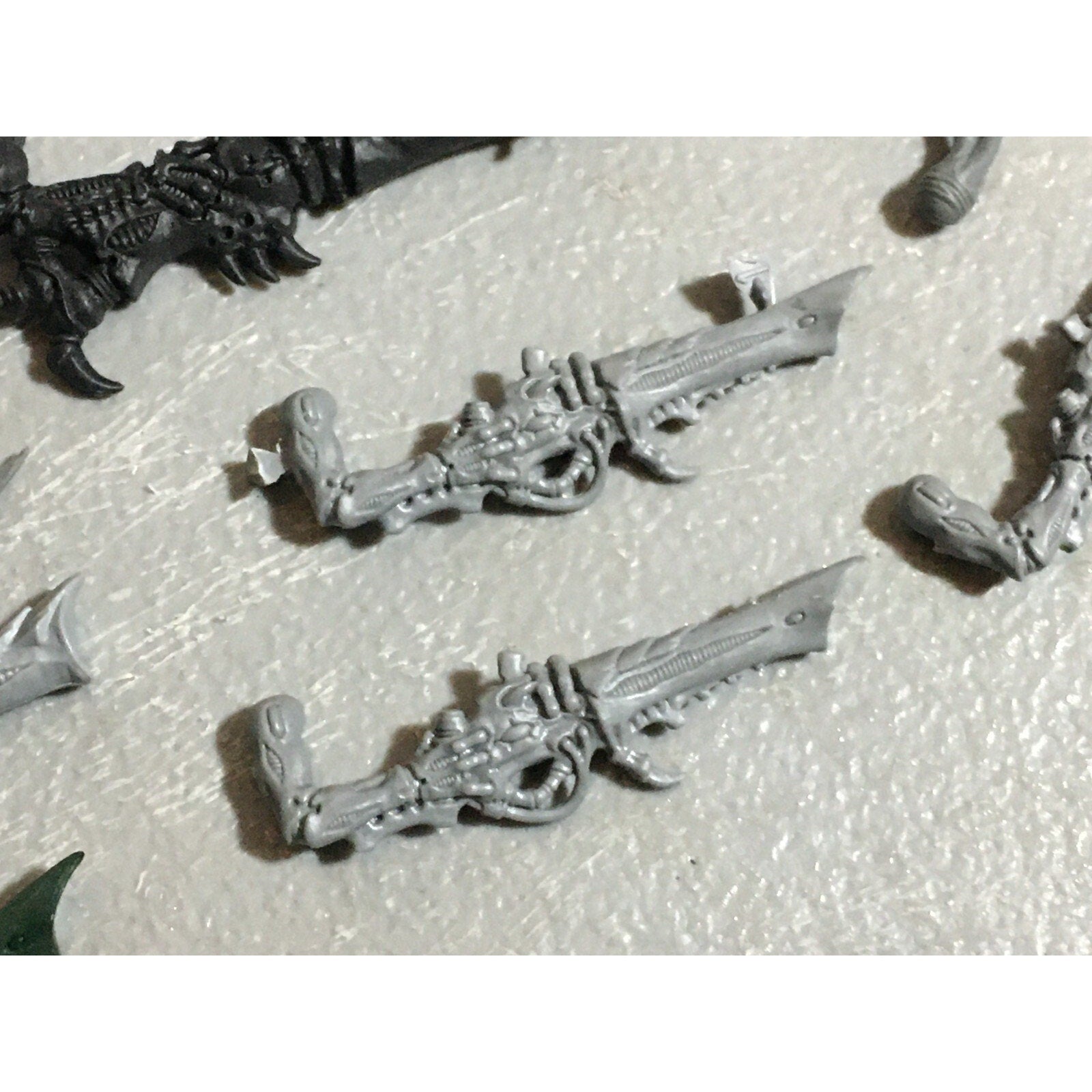 A22314 WARHAMMER 40K TYRANIDS BITS LOT MIXED GAMES WORKSHOP GW
