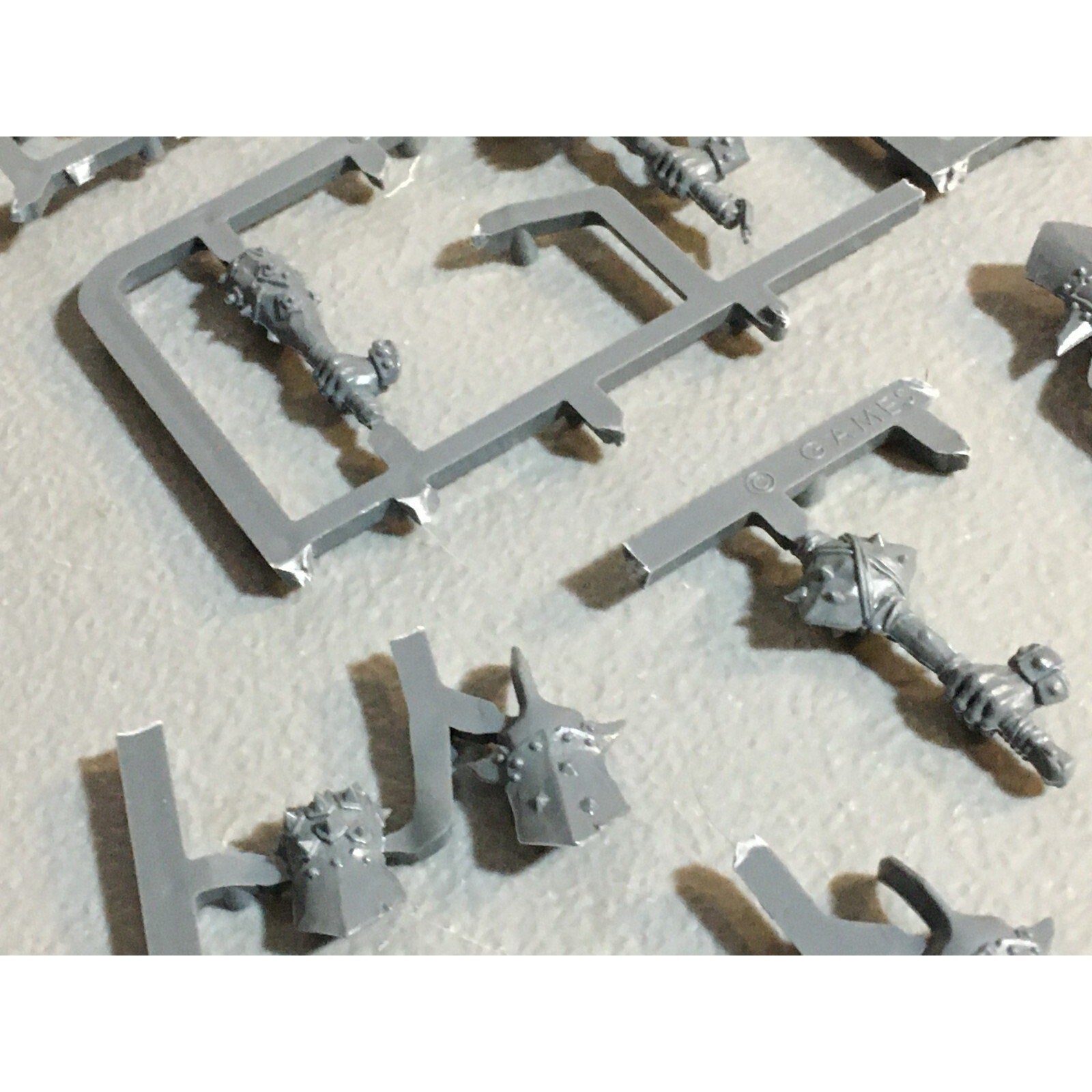 A23588 WARHAMMER AOS FANTASY OGRE KINGDOMS MAWTRIBES BITS ON SPRUE LOT HANDS GW