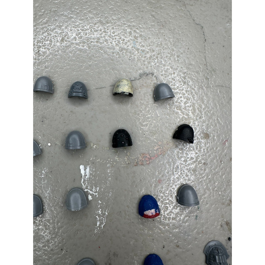 A23105 WARHAMMER 40K SPACE MARINES BITS LOT SHOULDER PADS 25 PACK
