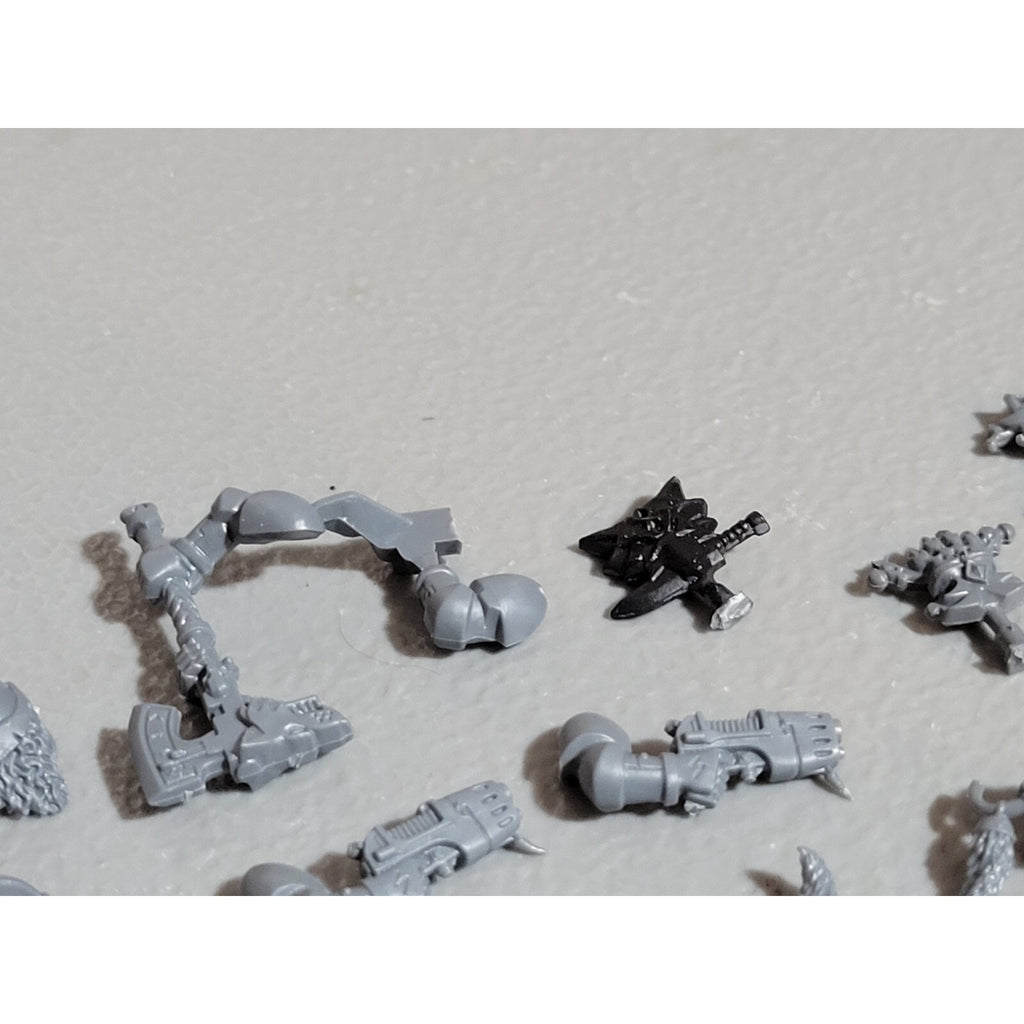 A18452 WARHAMMER 40K SPACE MARINES WOLVES BITS LOT PLASMA POWER SHOULDER HAMMER