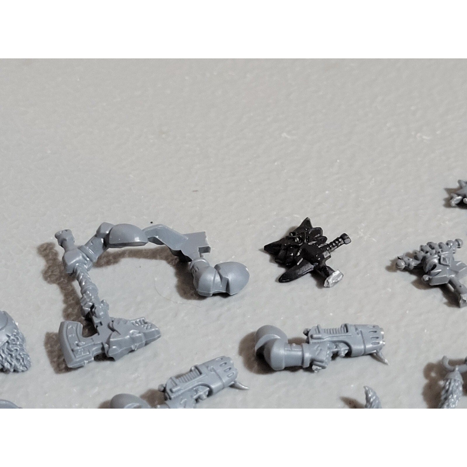 A18452 WARHAMMER 40K SPACE MARINES WOLVES BITS LOT PLASMA POWER SHOULDER HAMMER