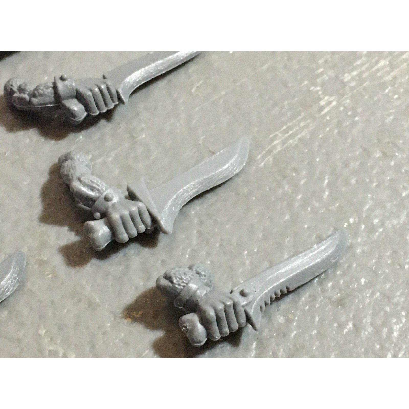 A22299 WARHAMMER FANTASY SKAVEN BITS LOT SWORD ARMS GAMES WORKSHOP GW
