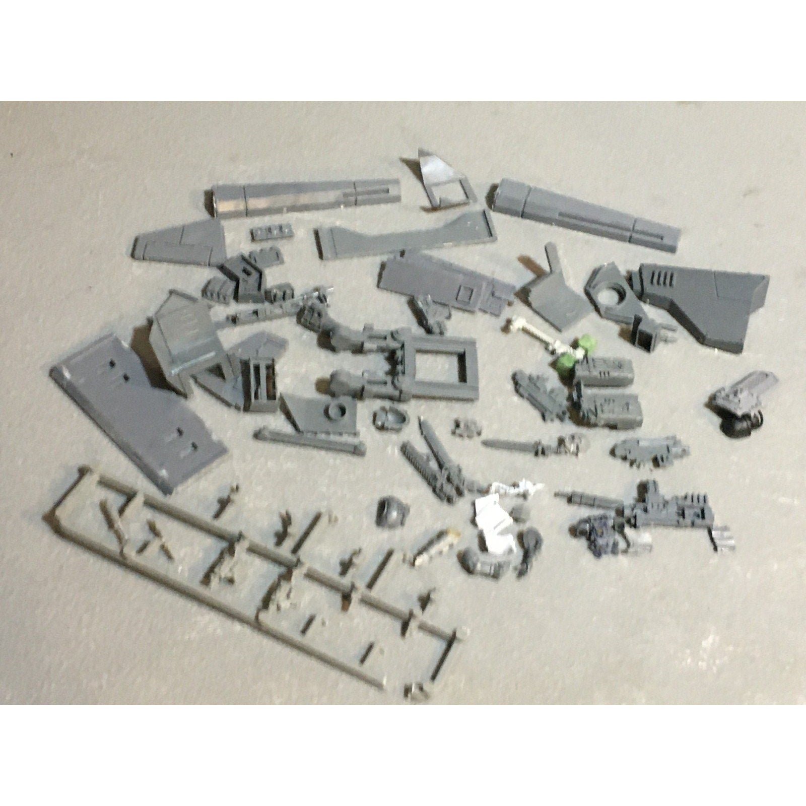 A24530 WARHAMMER 40K SPACE MARINES BITS LOT TANK ARMS OATHS GW